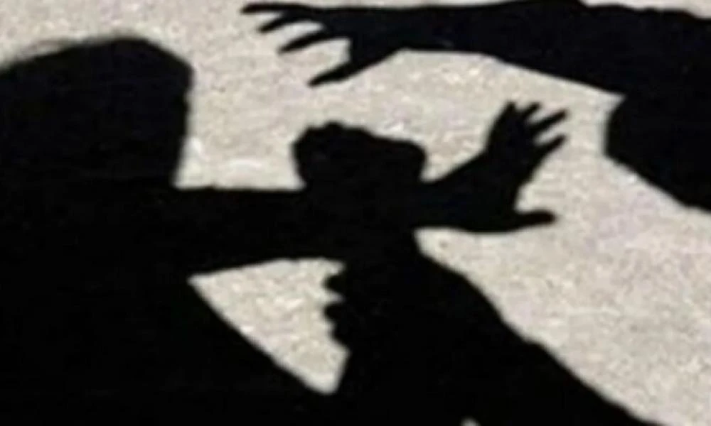 Άγριος ξυλοδαρμός 17χρονου στην Καλλιθέα: Η στιγμή της επίθεσης από 15 ανηλίκους (βίντεο)